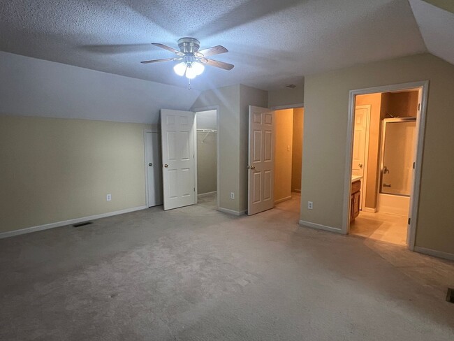 Building Photo - Beautiful 2 bedroom Condo end unit with Ga...