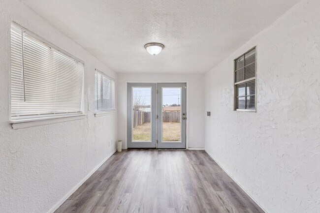 Building Photo - 3 bed, 2 bath home