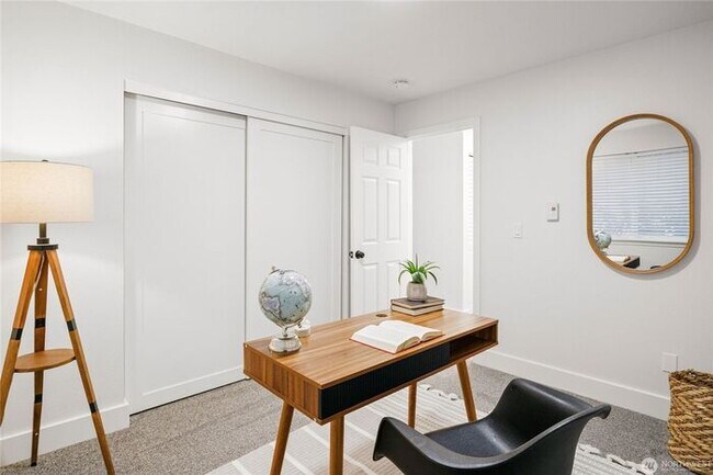Building Photo - Spacious 2-Bedroom Ground Floor Condo with Private Yard in Kirkland