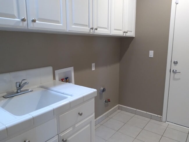 Building Photo - 553 W Fallbrook Ave