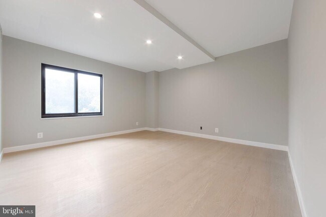 Building Photo - 205 Yoakum Pkwy