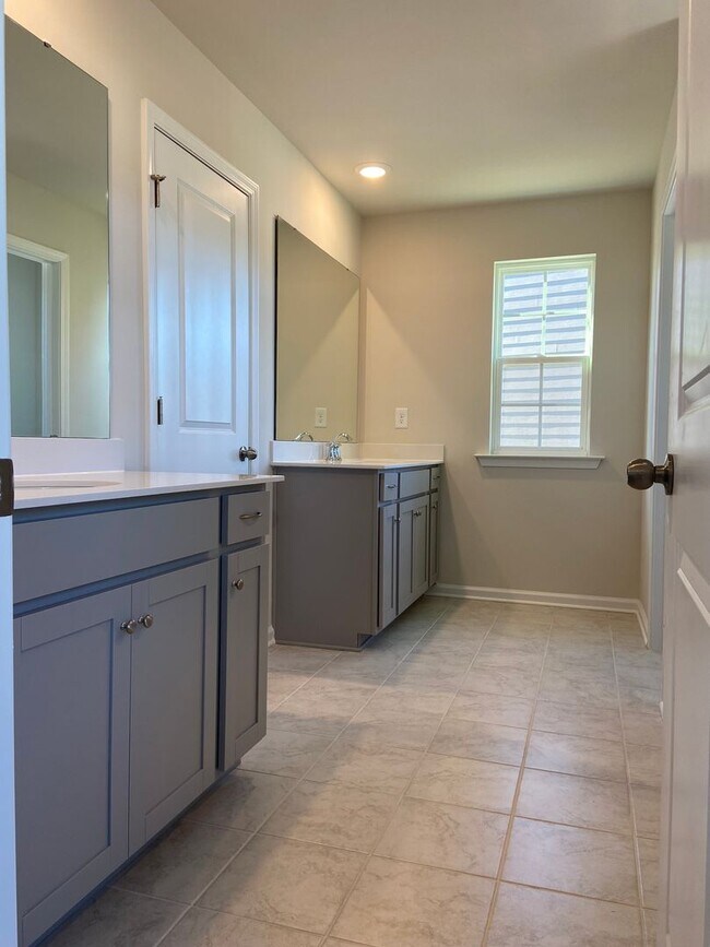 Building Photo - Brand New Charleston Style Home near BMW! ...