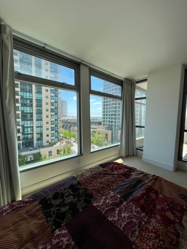 Building Photo - Experience upscale living in Downtown San Diego with great views. This is a must see!