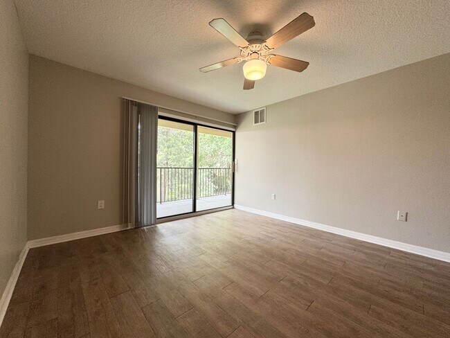 Building Photo - Lovely Winter Springs Condo ~ Vinyl Plank Flooring and Large Screened Patio!