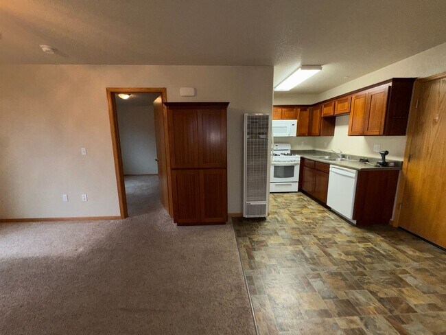 Building Photo - 1879 Maplewood Dr