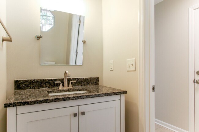 Building Photo - Enjoy this beautifully updated 3 Bed/3 Bat...