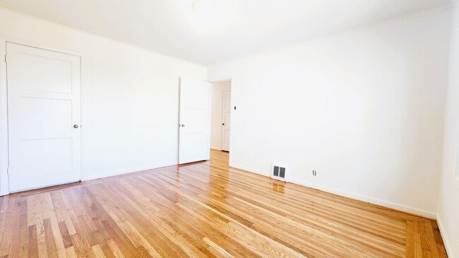 Building Photo - Sunset Single-Family Home Available for Le...