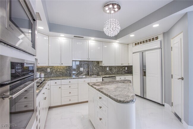 Building Photo - 3111 Bel Air Dr