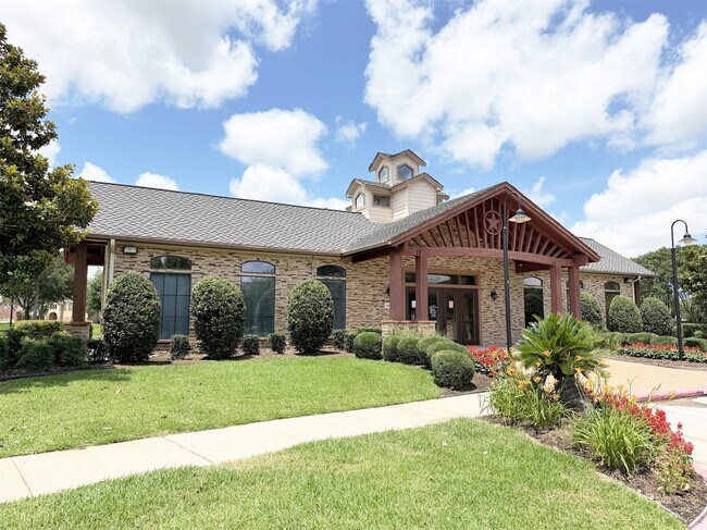 Building Photo - 6351 Applewood Forest Dr