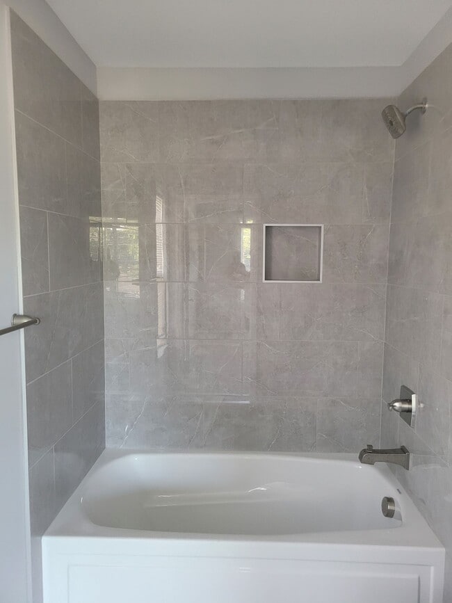 Building Photo - 2 Bedroom, 2.5 Bath Modern Duplex - Walkin...