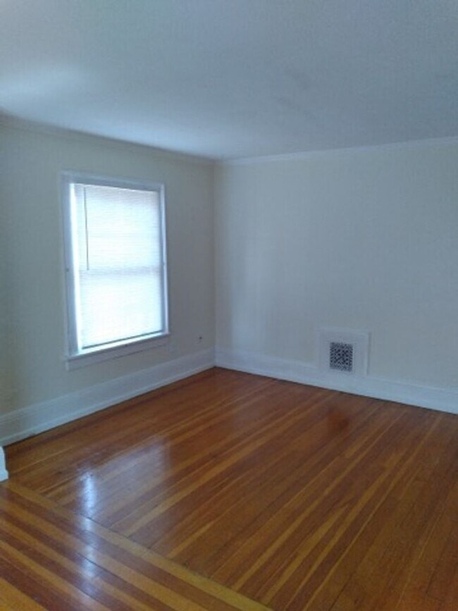 Building Photo - Gorgeous 2 bedroom, 1 bath apartment in Shields Mansion in the historic Old North End