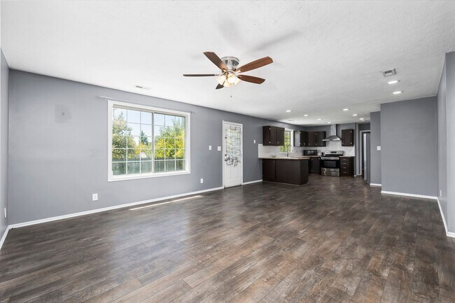 Building Photo - 4 Bedroom Family Home in Beautiful American Fork!