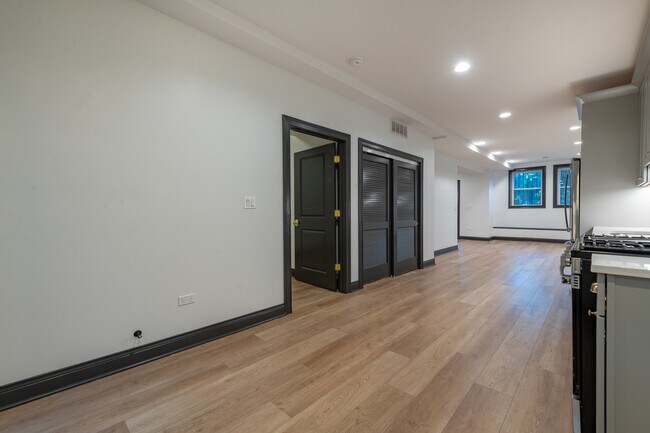 Building Photo - 28 N Throop St