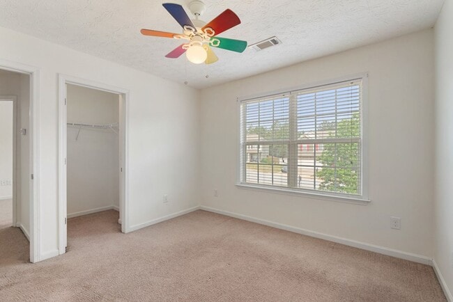 Building Photo - 4 Bedrooms, 2.5 Baths almost 2600 sf Cul-de-sac on over half acre!!!