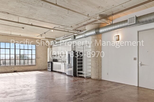 Building Photo - Large Loft with Modern Finishes at Histori...