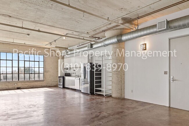 Building Photo - Large Loft with Modern Finishes at Historic Toy Factory Lofts!