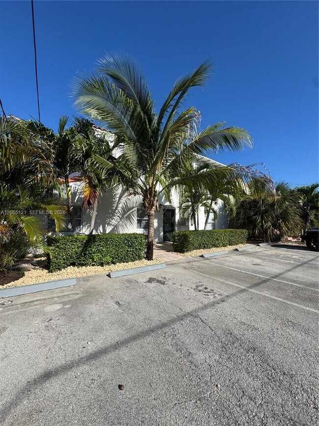 Building Photo - 2816 Pine Tree Dr