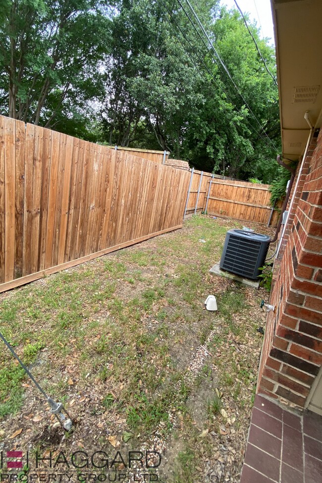 Building Photo - Rare 3-bed,2-bath, 1-story half duplex rec...