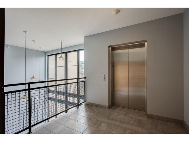 Building Photo - 825 Berry St