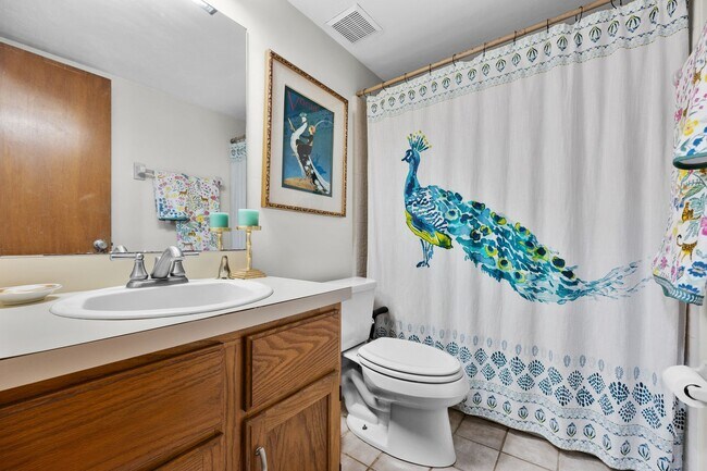 Building Photo - this well-maintained townhome features 2 bedrooms and 2 bathrooms