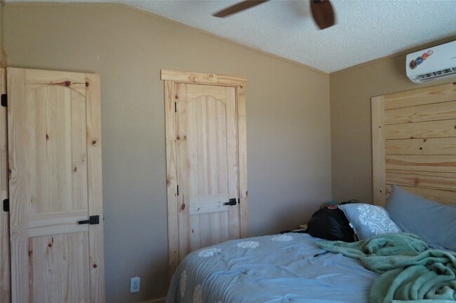 Building Photo - 177 White Oak Dr