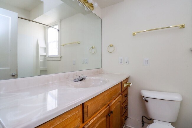 Building Photo - 1106 Hamilton Way