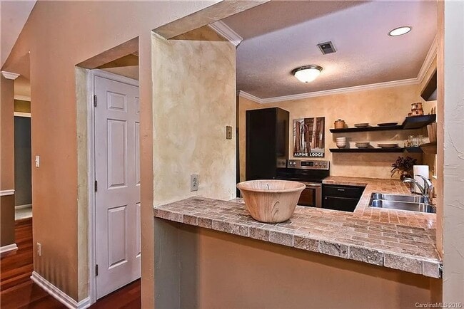 Building Photo - Charming 2BR Condo in Charlotte