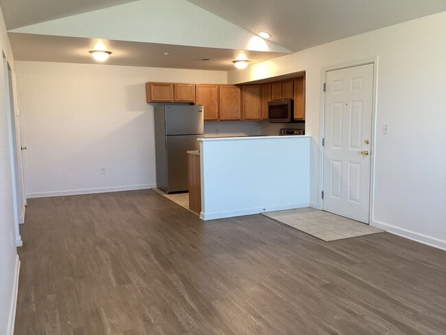 Building Photo - 670 Bassett Dr