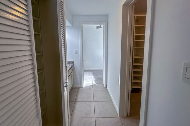 Building Photo - An Enchanted View Townhome