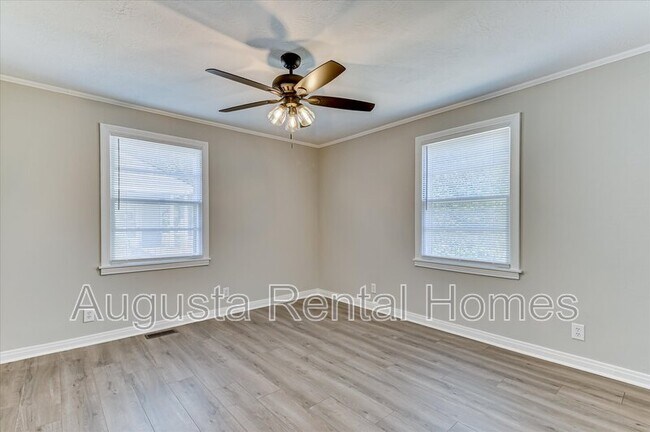 Building Photo - 3210 York Dr
