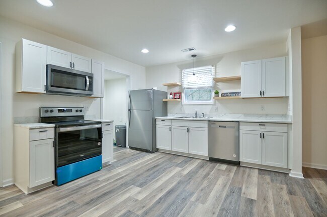 Building Photo - COMING SOON! Modern Living Awaits in This Fully Renovated 2BR Home in Rock Hill!