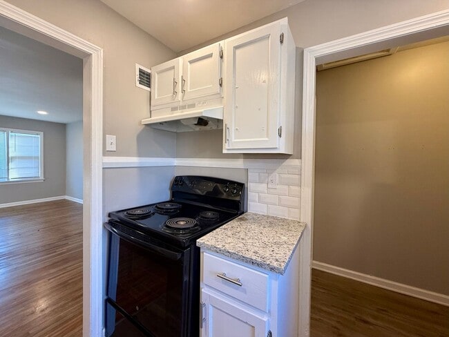 Building Photo - Freshly Renovated 2 Bedroom