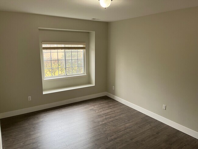 Building Photo - 5733 Twin Oaks Dr