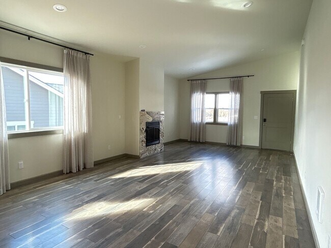 Building Photo - 1062 SE Balsamroot Ln