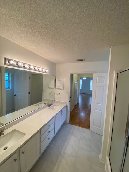 Building Photo - 120 Vivian Loop