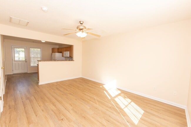 Building Photo - MOVE IN READY!!