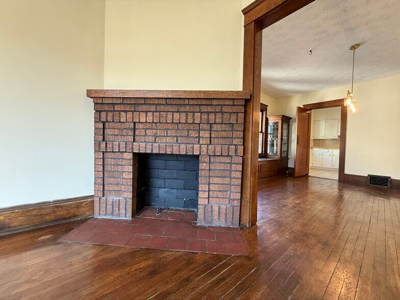 Building Photo - 1317 W 106th St