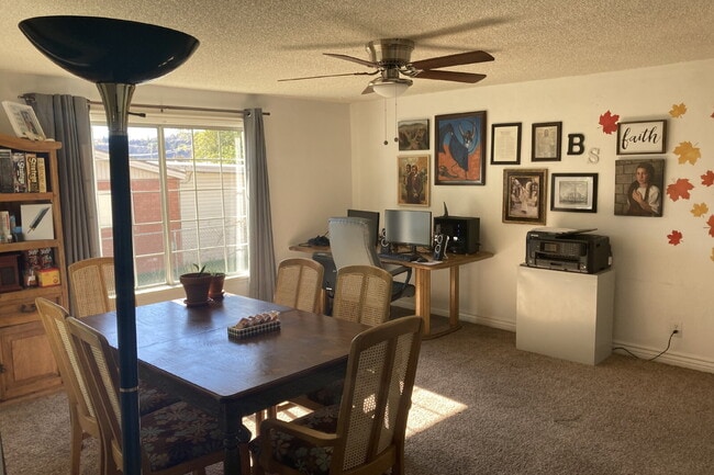 Building Photo - "Bright and Spacious 4-Bed Townhouse in Pr...
