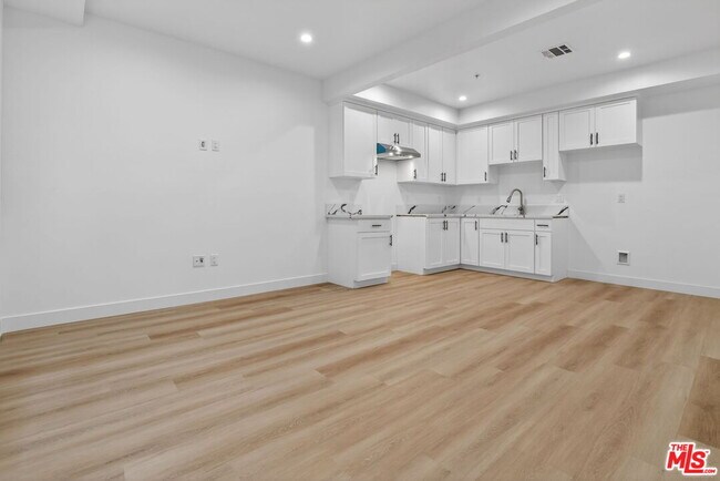 Building Photo - 11446 Oxnard St
