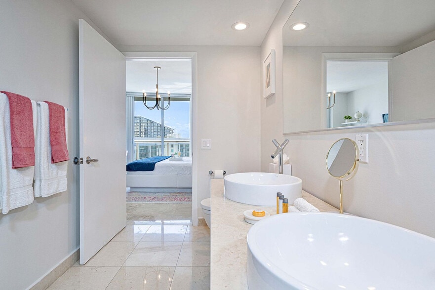 Building Photo - 485 Brickell Ave