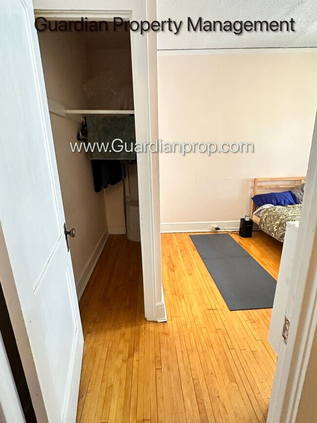 Building Photo - 1 Bedroom Lakes Uptown Corner Unit Apartment, Blocks from Both Lakes, Hardwood Floors, One Month ...