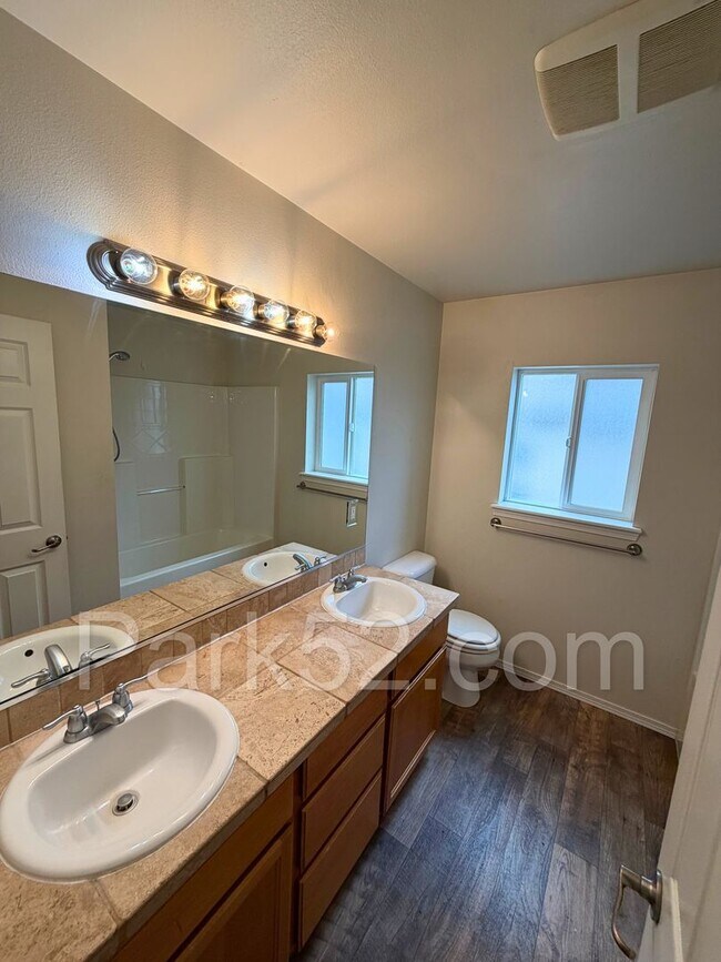 Building Photo - Puyallup 4 Bedroom 2.5 Bath Single Family Home