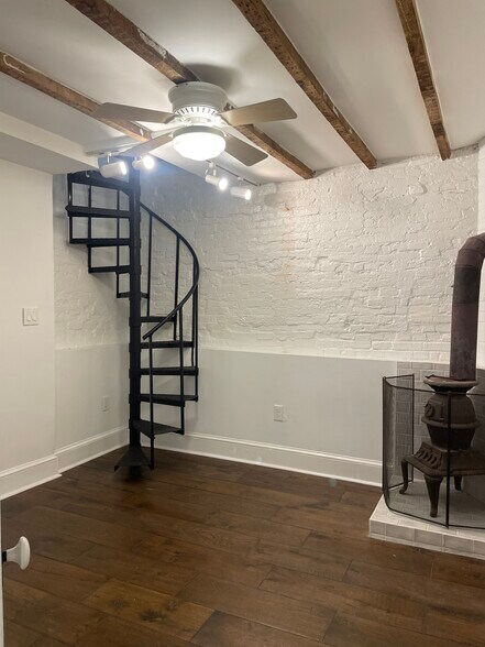 Building Photo - 704 S Bethel St