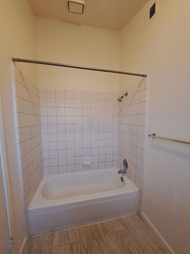 Building Photo - Charming Fresno Home with Beautiful Curb Appeal!