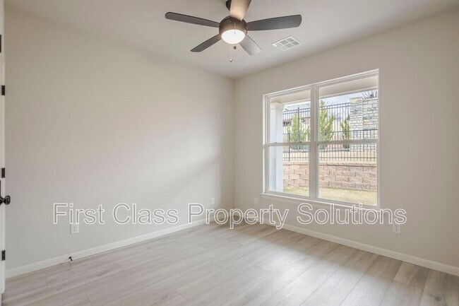 Building Photo - 728 Harbor Town Dr