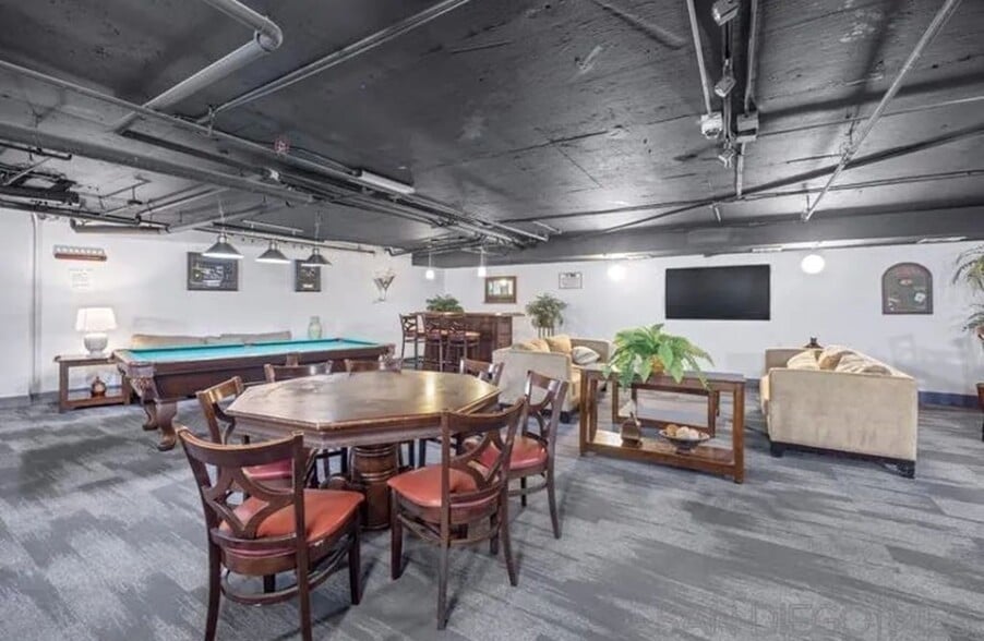 Building Photo - 10982 Roebling Ave