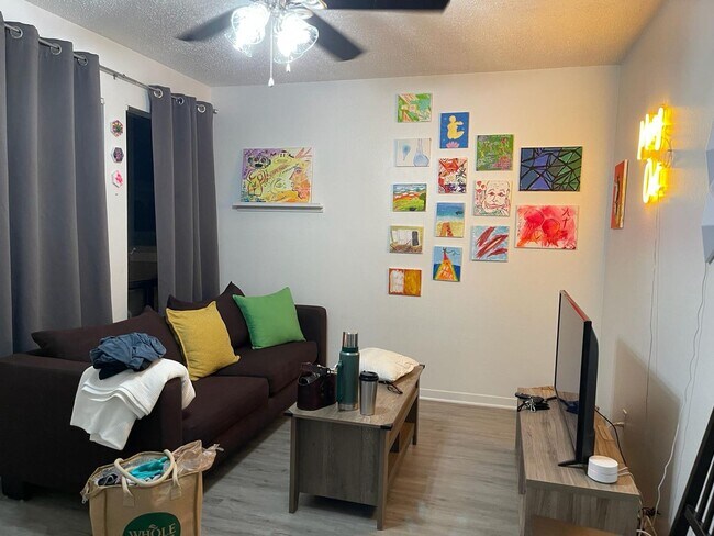 Building Photo - Cute West Campus Condo