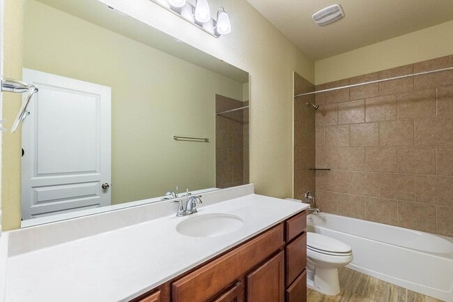 Building Photo - Spacious 4-Bedroom, 2-Bath Home in Hills o...