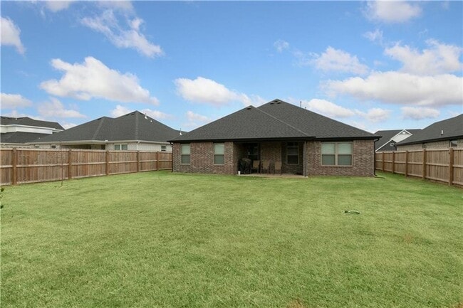 Building Photo - Great home perfect for backyard entertaining