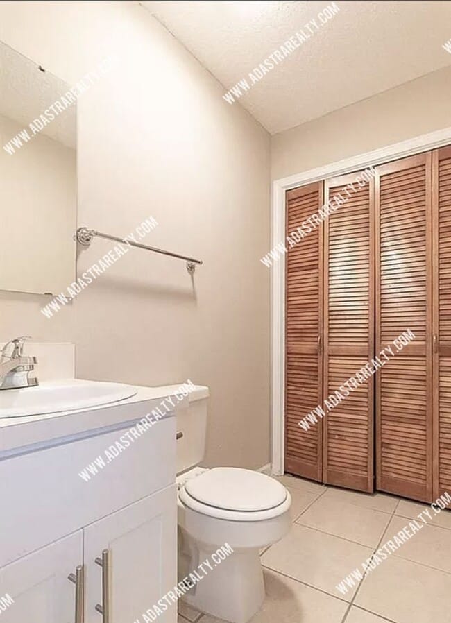 Building Photo - Beautiful and Spacious Townhome in LAWRENCE-Available in MAY!!